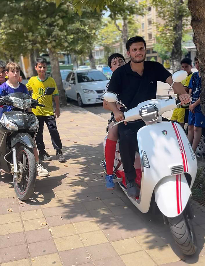 جاسم شعبانی یک معلم ورزش و ناظم مدرسه است که او را با نام آقای ناظم هم میشناسند و در بیرون از مدرسه در کنار چند دانش آموز سوار بر موتور شده است