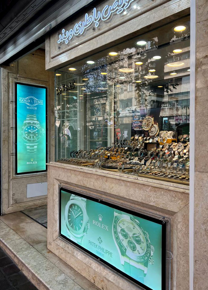 نمای بیرونی از سمت راست فروشگاه و گالری ساعت رضایی به عنوان بهترین ساعت فروشی در رشت در تایم روز