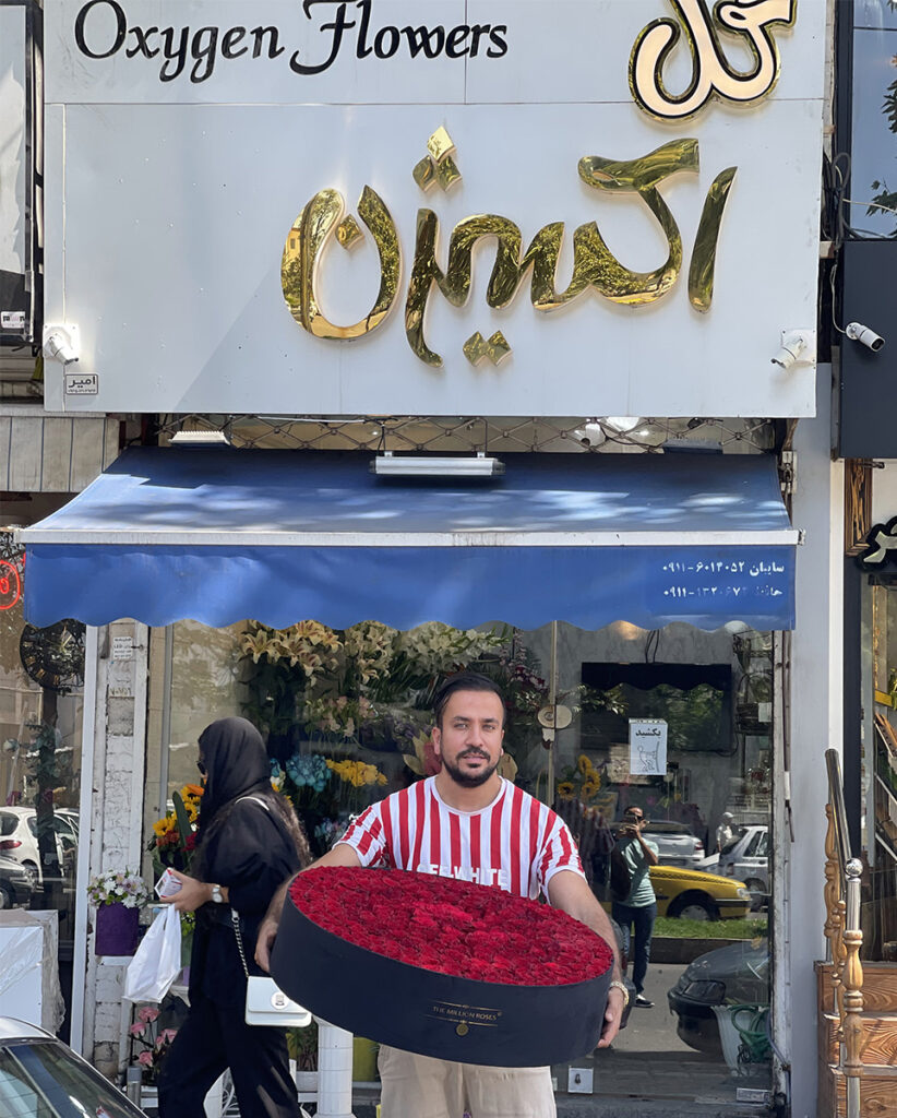 نمایی از مدیریت و طراح فروشگاه گل اکسیژن رشت که باکس گل بدست دارد