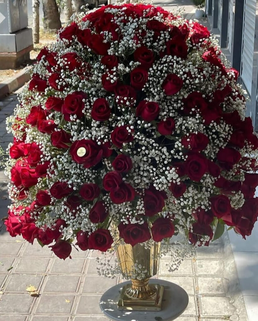 دسته گل ایستاده رز زرشکی