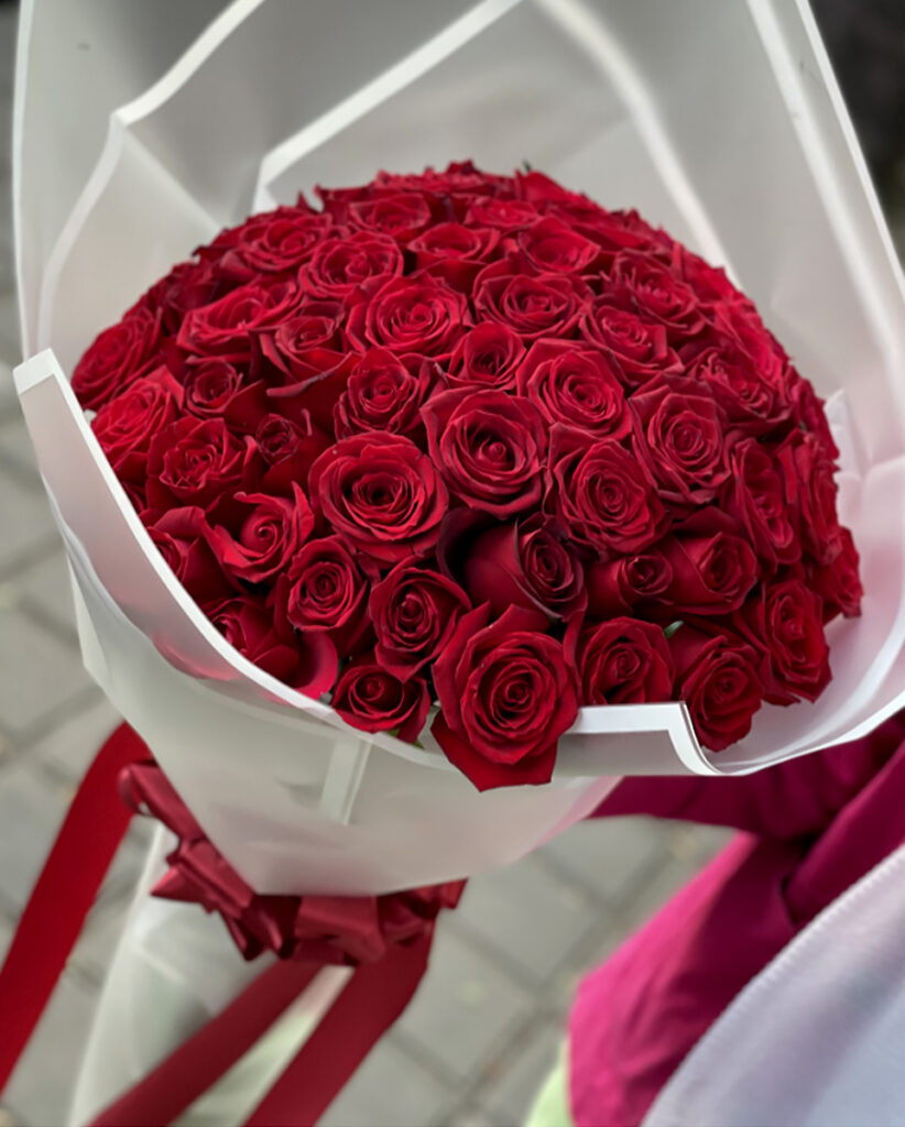 دسته گل رز قرمز