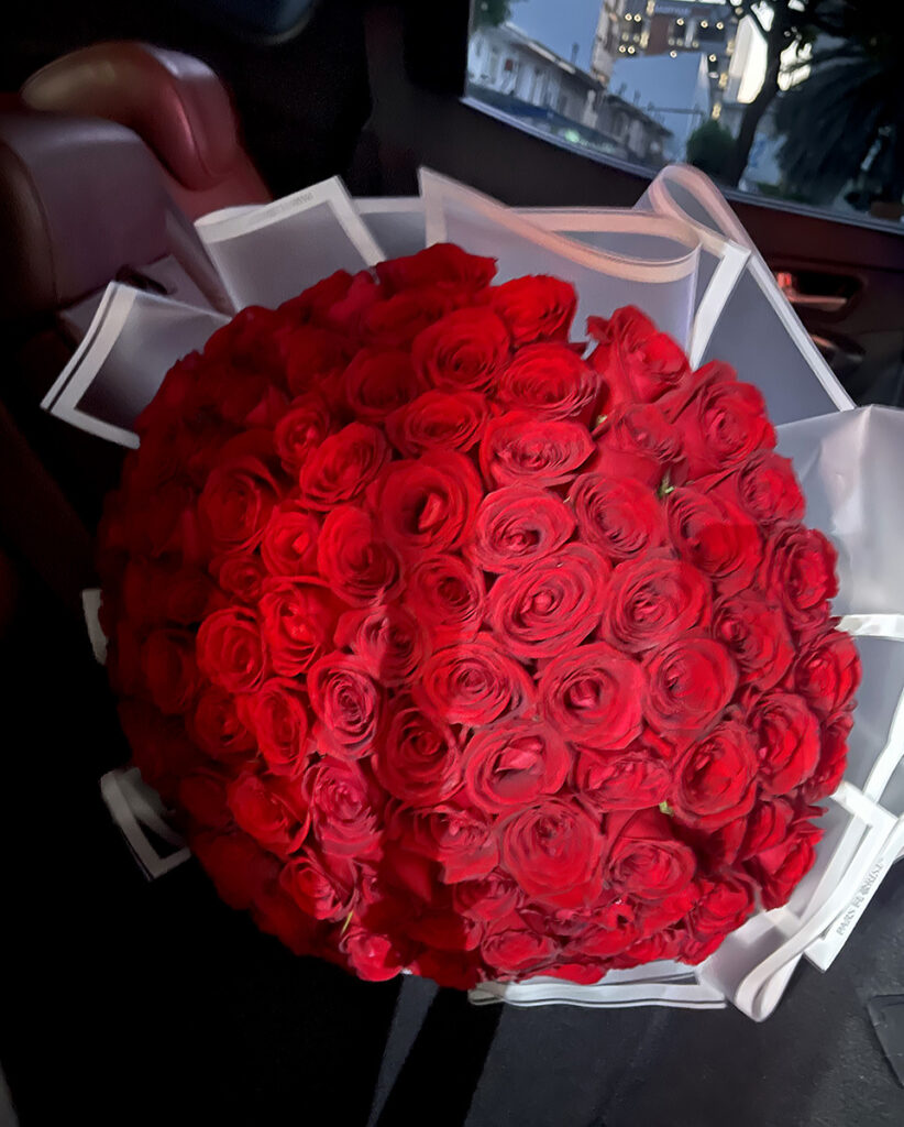دسته گل رز قرمز