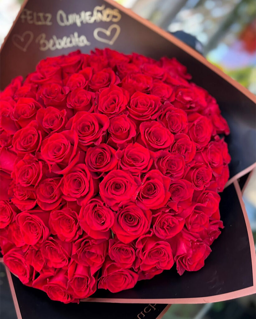 دسته گل رز قرمز