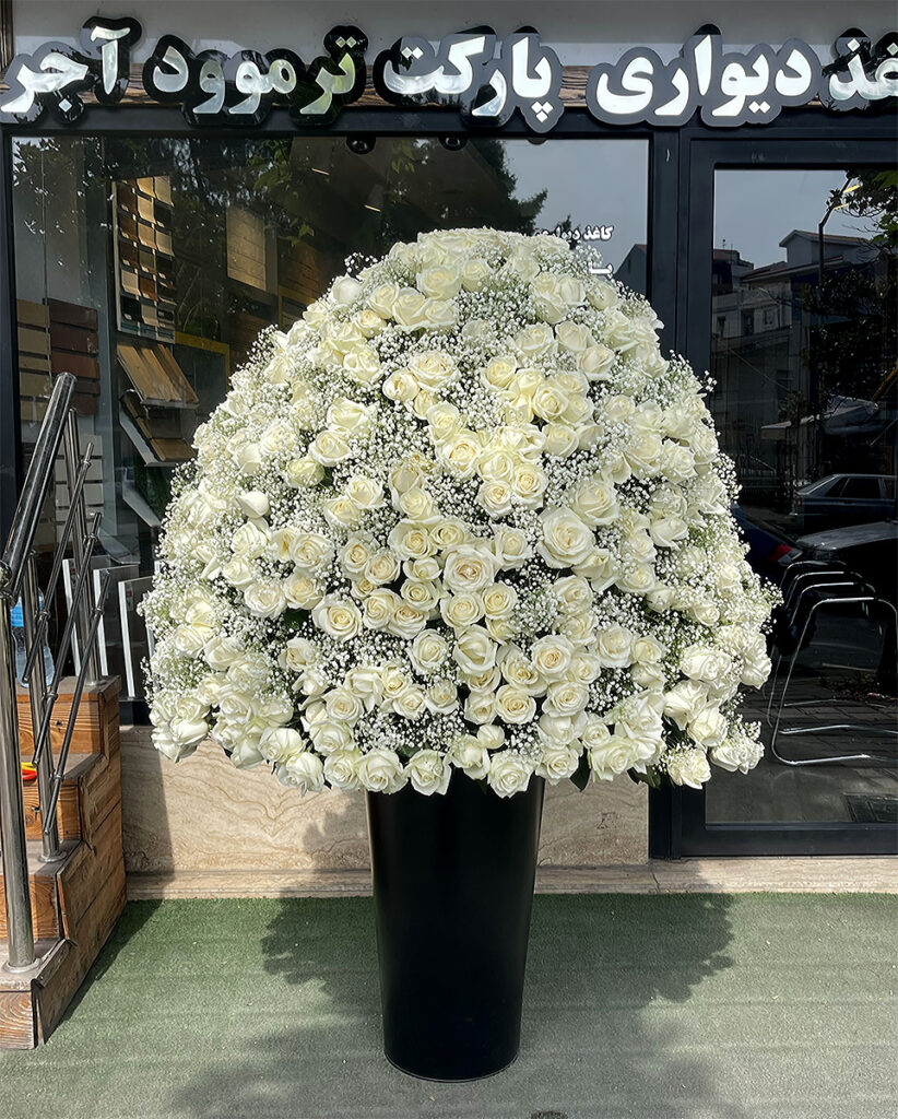 دسته گل بزرگ ایستاده از گل رز سفید