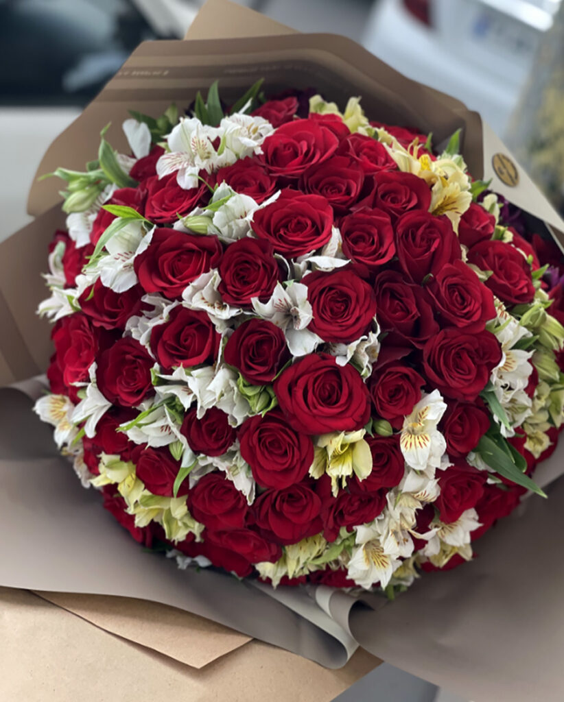 دسته گل رز قرمز و مریم سفید