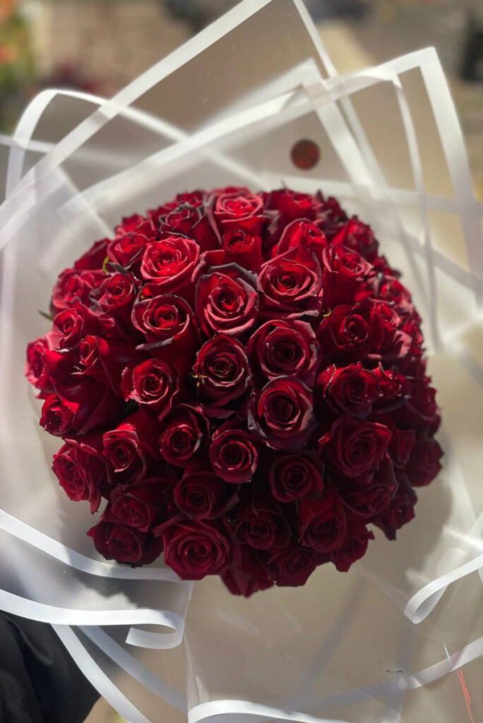 دسته گل رز قرمز