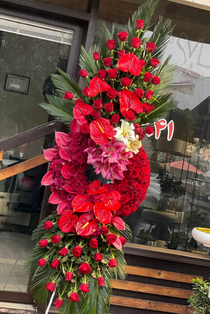 دسته گل بزرگ قرمز و سفید با چند گل برای جشنها