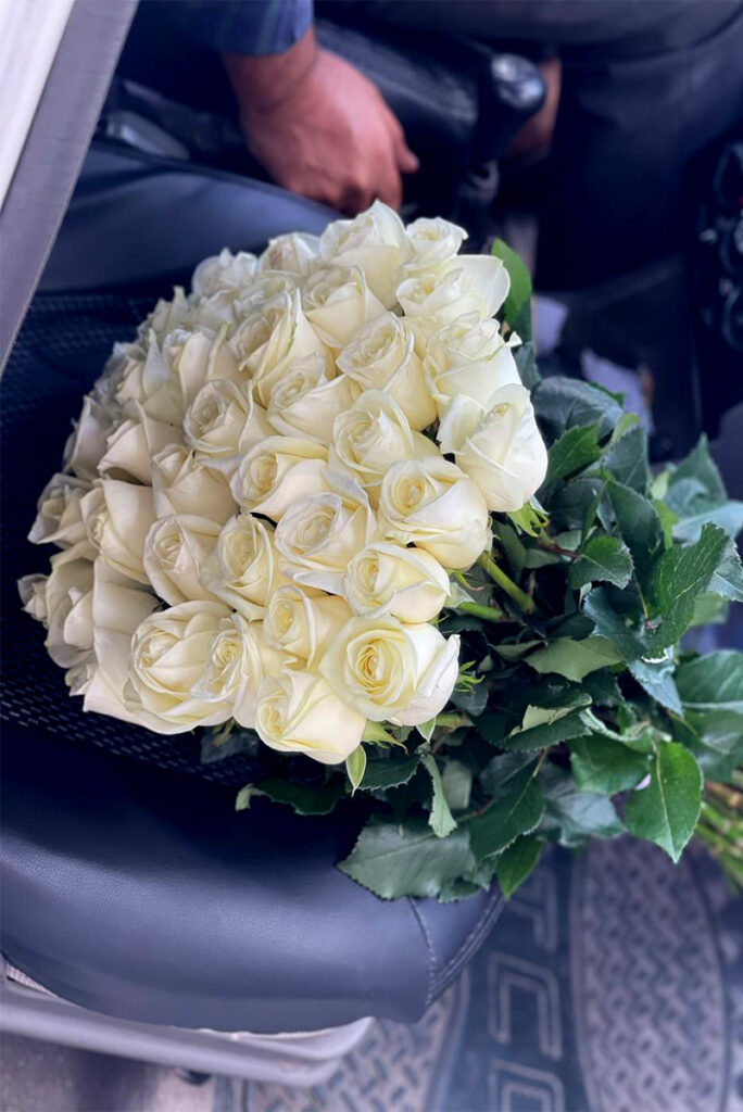 دسته گل رز سفید بزرگ