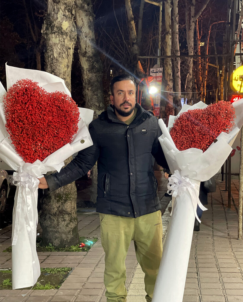 نمایی از میلاد شریفیان با دو دسته گل