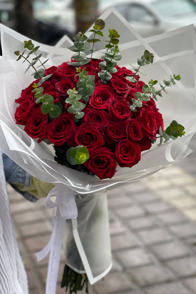 دسته گل رز قرمز