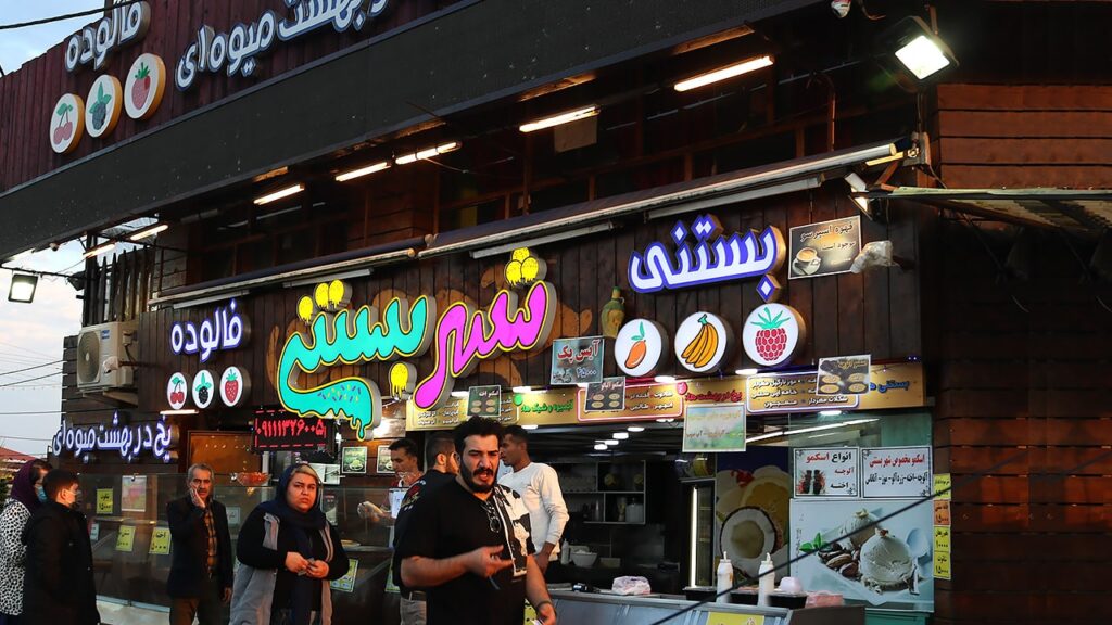 مشتریان در حال خرید از شهر بستنی شعبه یک