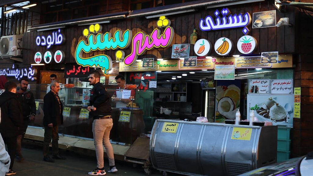 نمایی از افرادی که جلوی شهر بستنی شعبه یک صف کشیدند