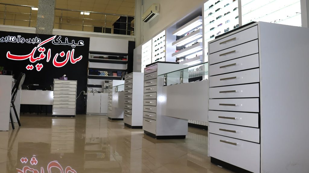 تصویری از ویترین داخلی سان اپتیک در عینک سازی و عینک فروشی سان اپتیک در رشت